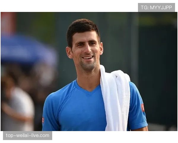 德约科维奇训练完直接啃生菜叶子，这自律看得我饭都吃不香了