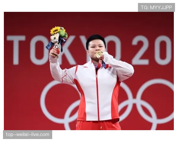 汪周雨训练完直接啃鸡腿，这自律和放纵切换得太丝滑了
