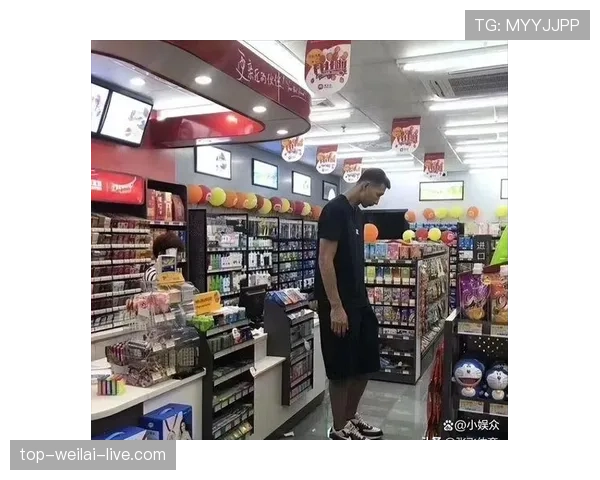 易建联家里冰箱贴都是NBA球队logo，连牛奶盒都得按训练日程排班